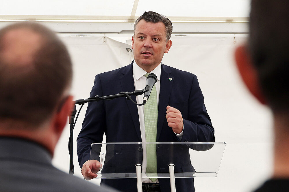Landrat André Schröder hebt die Bedeutung der Wiedereröffnung von Schloss Allstedt für das laufende Bauernkriegs- und Müntzer-Gedenkjahr hervor.