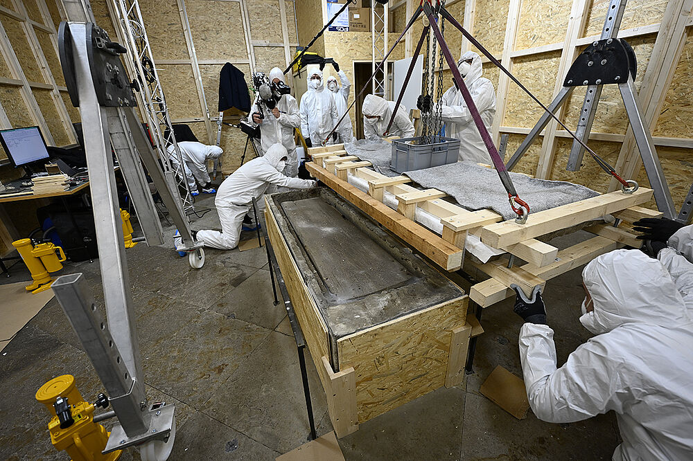 Abnahme der marmornen Deckplatte