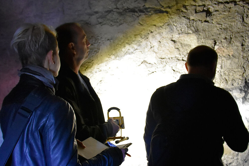 Inventarisierungsteam bei der Bestandsaufnahme im Halberstädter Dom, Foto: Heiko Brandl, © Kulturstiftung Sachsen-Anhalt Inventarisierungsteam bei der Bestandsaufnahme im Halberstädter Dom