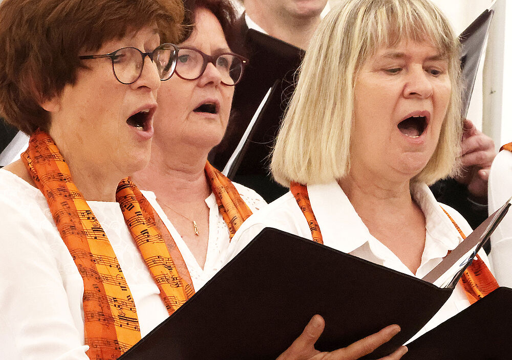 Den musikalischen Auftakt der Veranstaltung bestreitet der Elternchor der Musikschule in Sangerhausen.