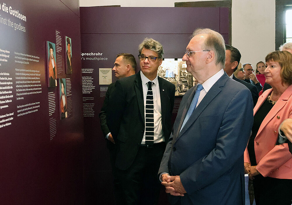 Generaldirektor Dr. Christian Philipsen beim Ausstellungsrundgang mit dem Ministerpräsidenten.