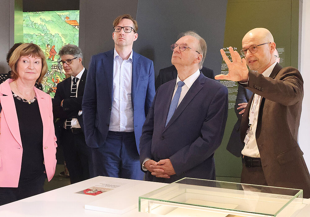 v.r.n.l.: Ausstellungskurator Dr. Jan Scheunemann führt den Ministerpräsidenten sowie Dr. Robert Peters (Vertreter des Beauftragten der Bundesregierung für Kultur und Medien) durch die Ausstellung.