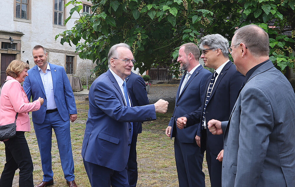 Generaldirektor Dr. Christian Philipsen (2.v.r.) und Museumsdirektor Nico Schwerdt (3.v.r.) begrüßen Ministerpräsident Dr. Reiner Haseloff auf Schloss Allstedt.