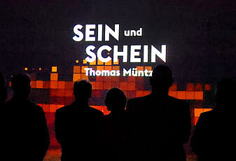 Am historischen Ort der "Fürstenpredigt" in der Hofstube ist die immersive Inszenierung zu der Biografie Thomas Müntzers zu sehen.