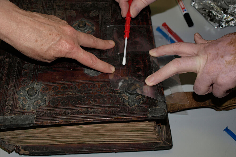 Probenahme für eine mikrobiologische Untersuchung an einer Handschrift im Halberstädter Domschatz, Foto: Andrea Knüpfer, © Kulturstiftung Sachsen-Anhalt Probenahme für eine mikrobiologische Untersuchung an einer Handschrift im Halberstädter Domschatz