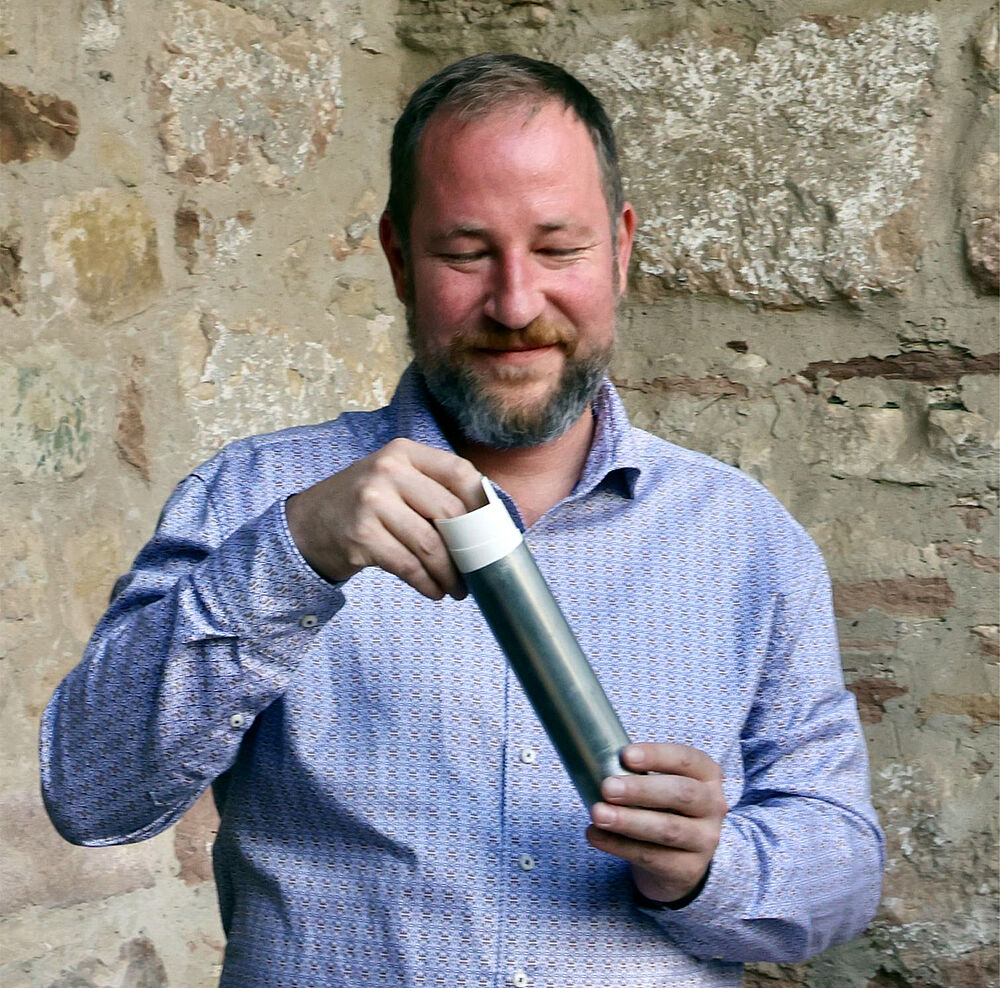 Die Dokumente werden von Museumsleiter Nico Schwerdt in die Kartusche gefüllt.