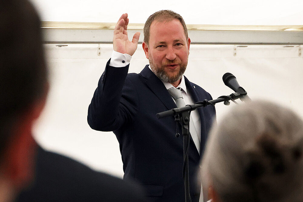 Museumsdirektor Nico Schwerdt gibt das Signal für den ersten Rundgang durch die neue Ausstellung.