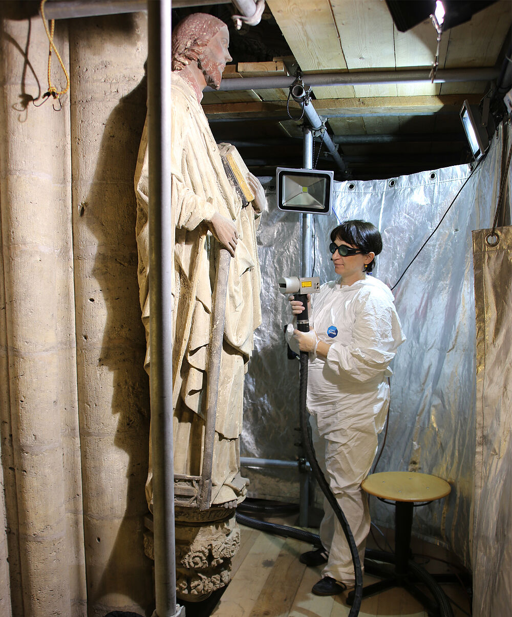 Chorpfeilerskulptur im Halberstädter Dom, Test mit Lasertechnologie zur Reinigung der stark gefährdeten Farbfassungen, Foto: Diana Berger-Schmidt, © Kulturstiftung Sachsen-Anhalt Chorpfeilerskulptur im Halberstädter Dom, Test mit Lasertechnologie zur Reinigung der stark gefährdeten Farbfassungen