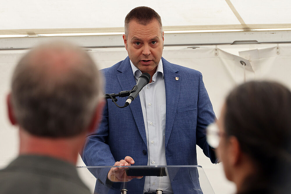 Bürgermeister Daniel Kirchner freut sich, dass mit Schloss Allstedt das Wahrzeichen seiner Stadt wieder für Besucherinnen und Besucher geöffnet ist.