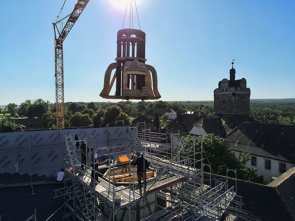 Das Aufsetzen der sanierten Turmhaubbe am 12.08.2025.