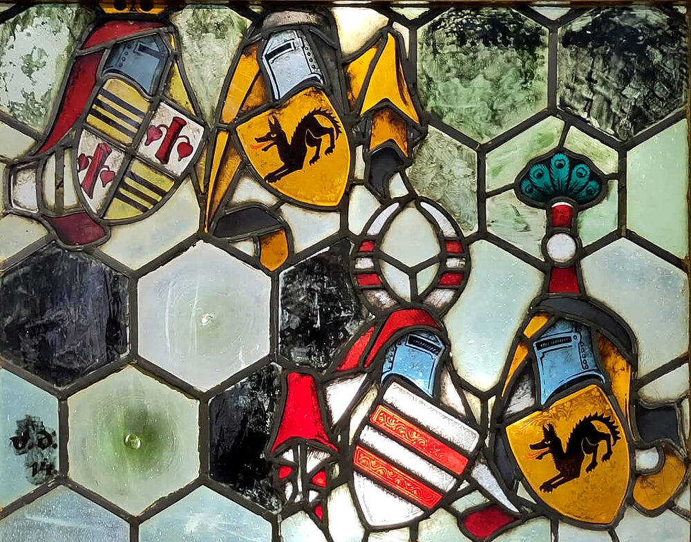 Die kleine Sensation aus Glas: Das in den Tiefen des Depots gefundene dritte Fragment des Glasfensters der Burgkapelle.