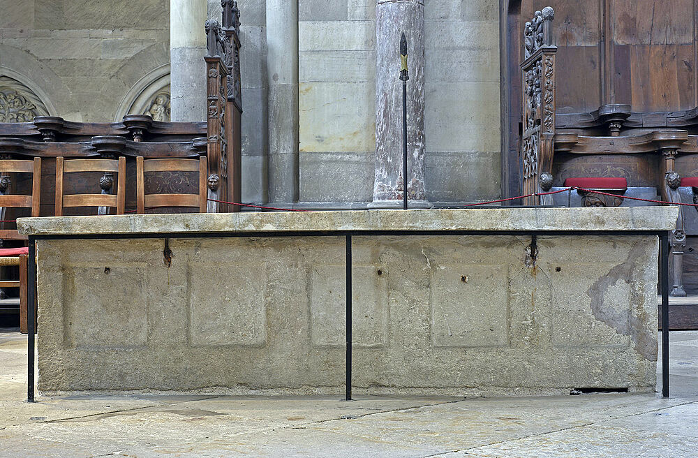 Blick auf die nördliche Längsseite des Sarkophags. Unterhalb der Deckplatte sind die 1844 eingesetzten Eisenklammern zu sehen, von denen Risse im Stein ausgehen. © Landesamt für Denkmalpflege und Archäologie Sachsen-Anhalt, Andrea Hörentrup
