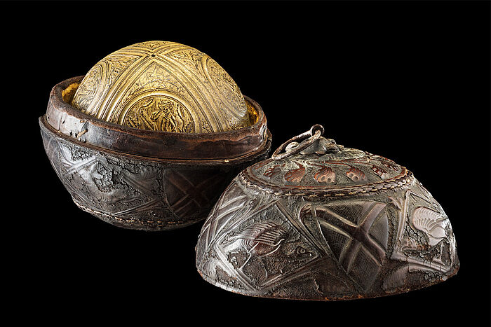 Domschatz Halberstadt, Wärmeapfel mit zugehörigem Etui, um 1280–1300, Foto: F. Wenzel, © Kulturstiftung Sachsen-Anhalt Domschatz Halberstadt, Wärmeapfel mit zugehörigem Etui, um 1280–1300