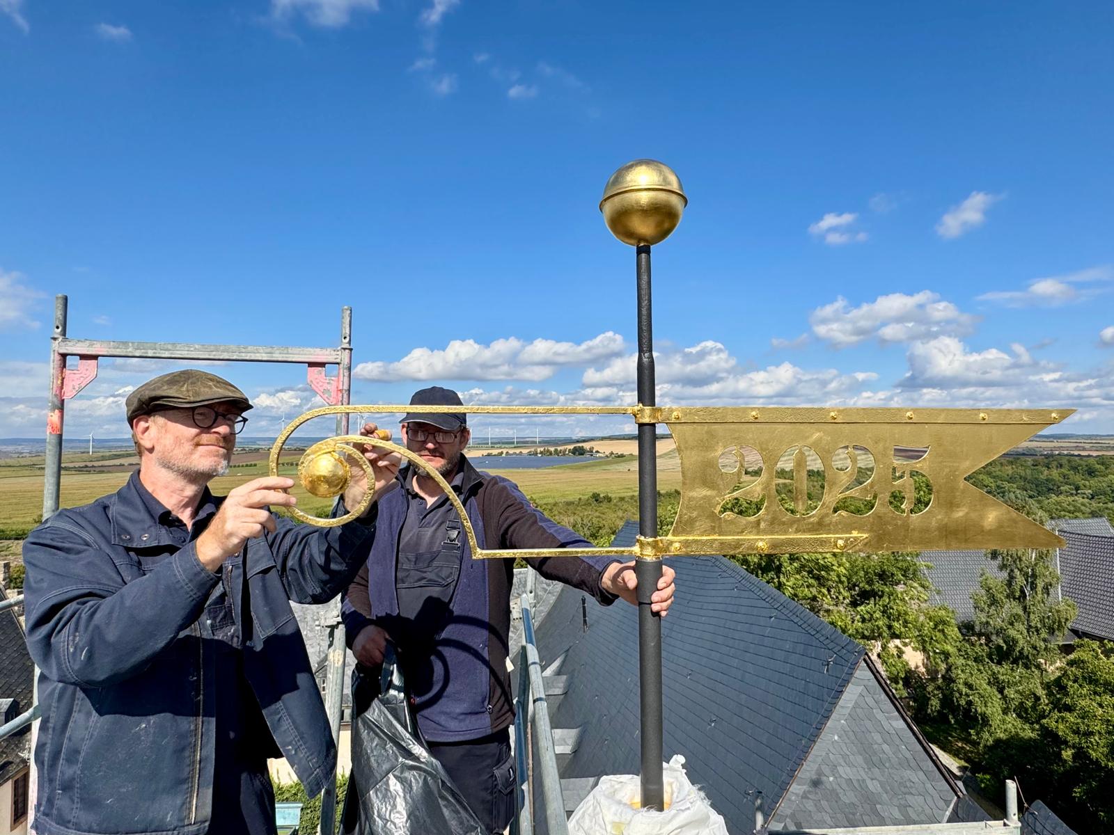 Die Metallwerkstatt Jörg Otto überarbeitete die Wetterfahne und Kugel. Foto: Steffen Schellhorn