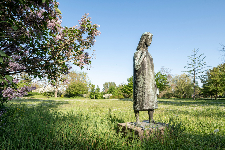 Blick in den Plastik-Park Leuna, im Vordergrund Gerhard Geyer: Anne Frank, 1960, Bronze, 120 cm, Kulturstiftung Sachsen-Anhalt, Kunstmuseum Moritzburg Halle (Saale), Foto: Falk Wenzel © Nachlass Gerhard Geyer