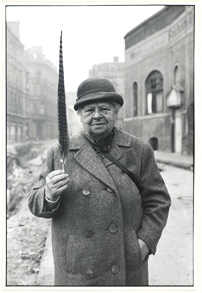 Helga Paris: Ohne Titel, aus der Serie: Häuser und Gesichter, Halle 1983–1985, 1983–1985, Silbergelatine/Vintage print, Kulturstiftung Sachsen-Anhalt, Kunstmuseum Moritzburg Halle (Saale), Foto: Kulturstiftung Sachsen-Anhalt © Nachlass Helga Paris Helga Paris: Ohne Titel, aus der Serie: Häuser und Gesichter, Halle 1983–1985, 1983–1985, Silbergelatine/Vintage print, Kulturstiftung Sachsen-Anhalt, Kunstmuseum Moritzburg Halle (Saale), Foto: Kulturstiftung Sachsen-Anhalt © Nachlass Helga Paris